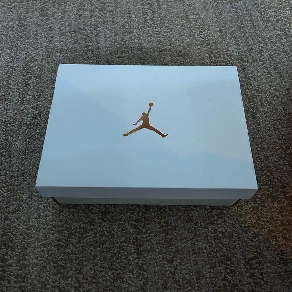 Women’s Air Jordan 1 Mid SE Light Mulberry/Black w/ Box - Picture 7 of 7